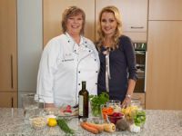 Alexa Iwan und Mayoori Buchhalter kochen "Ofengemüse"