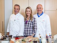 Alexa Iwan und Christopher Hinze backen eine "himmlische Schokoladenverführung mit Chili, Ingwer und Minze"