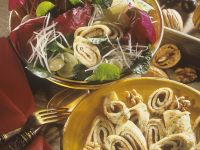 Blattsalat mit Trauben und Pfannkuchenröllchen Blattsalat mit Trauben und Pfannkuchenröllchen