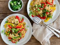 Blitzreispfanne mit Paprika, Hähnchenstreifen und Frühlingszwiebeln Rezept