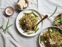 Grüne-Bohnen-Pasta mit Pesto und Pinienkernen