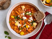 Weiße Bohnen in cremiger Tomaten-Feta-Sauce