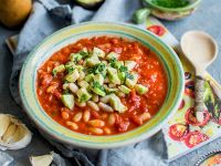 Bohnen-Tomaten-Eintopf mit Avocado und Pesto Rezept