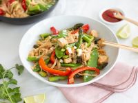 Bratnudeln mit Frühlingsgemüse und Tofu Rezept