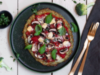 Brokkoli-Pizza mit Pilzen und Blauschimmelkäse Rezept