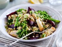 Brokkoli-Quinoa-Salat mit Rote Bete und Hähnchenbrust Rezept