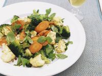 Brokkolisalat mit Blumenkohl und Möhren Rezept
