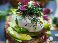 Brot mit Avocado und Ei Rezept