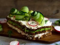 Brottorte mit Gurke und Radieschen
