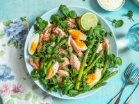 Brunnenkressesalat mit Spargel, pochiertem Lachs und Eiern Rezept