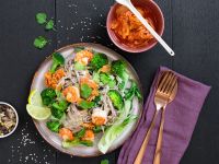 Buchweizennudeln mit Garnelen, Pak Choi, Brokkoli und Kimchi