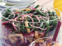 Bunter Bohnensalat mit Pinienkernen Rezept