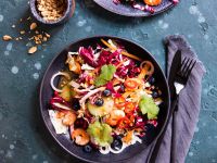 Bunter Salat mit Garnelen, Heidelbeeren und Miso-Dressing Rezept
