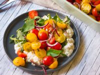 Bunter Tomatensalat auf körnigem Frischkäse Rezept