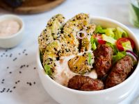 Burger-Bowl mit Avocado-Pommes und Cocktailsauce