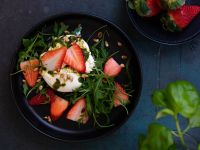 Burrata mit Erdbeeren und Basilikum-Pesto Rezept