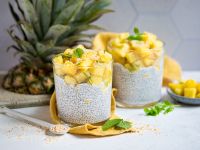 Chia-Kokos-Pudding mit Ananas und Zitronenmelisse Rezept