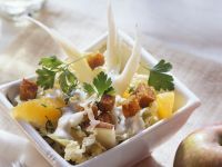 Chinakohlsalat mit Sellerie, Obst und Croutons Rezept