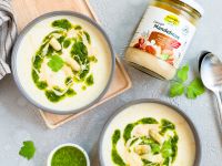 Cremige Spargel-Kartoffel-Suppe mit Mandelmus und Petersilien-Zitronen-Öl Rezept