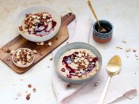 Dinkel-Grießbrei mit Holundersauce und gerösteten Haselnüssen Rezept