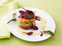Drei verschiedene Tatar mit Limetten-Mayonnaise Drei verschiedene Tatar mit Limetten-Mayonnaise