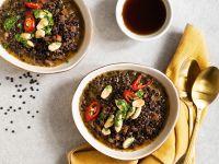 Dunkles Curry mit Belugalinsen und Ahornsirup