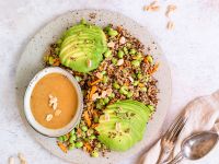 Edamame-Quinoa-Salat mit asiatischem Dressing Rezept