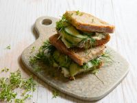 Eier-Sandwich mit Kresse und schnellen Essiggurken Rezept