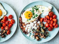 English Breakfast mit Spiegelei, Pilzen und Tomaten Rezept