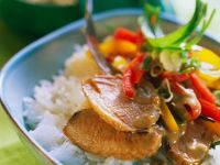 Entenbrust mit Gemüse und Erdnusssauce Rezept