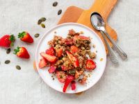 Erdbeer-Kürbiskern-Crumble