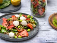 Erdbeer-Linsen-Salat mit Rhabarber und Edamame