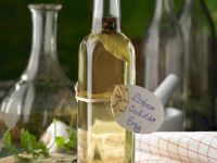 Essig mit Lorbeeren und Wacholder Essig mit Lorbeeren und Wacholder