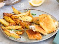 Fischfilet in Grana-Padano-Bierteig mit Ofenkartoffeln und Avocado-Dip