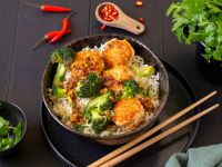 Fischbällchen mit Chili-Sauce und Brokkoli auf Koriander-Zitronen-Reis Rezept