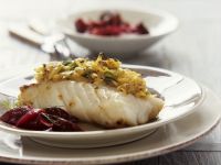 Fischfilet mit Senf-Kartoffel-Haube und Rote-Bete-Gemüse Fischfilet mit Senf-Kartoffel-Haube und Rote-Bete-Gemüse