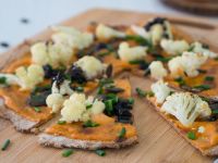 Flammkuchen mit Blumenkohl und Kürbiskernen