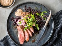 Flank-Steak, schwarze Bohnen, Chipotle-Mayonnaise Rezept