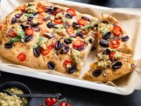 Gemüse-Focaccia mit Kräutern und Brokkoli-Pesto