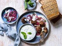 Frikadellen vom Grill mit Grana Padano und Zwiebelsalat Rezept