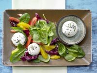 Frischkäsebällchen auf Salat Rezept