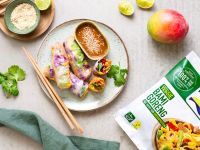 Vegane Bami-Goreng-Sommerrollen mit Sesam-Soja-Sauce