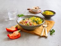 Kichererbsen-Gemüse-Kokos-Curry mit Koriander-Kurkumareis und Kokosflocken