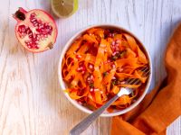 Fruchtiger Möhrensalat mit Granatapfel und Pistazien Rezept