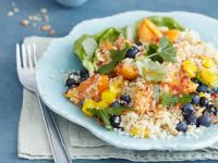 Fruchtiger Quinoasalat mit Blaubeeren und Paprika Rezept