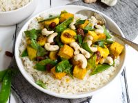 Fruchtiges Thai-Curry mit Tofu und Reis