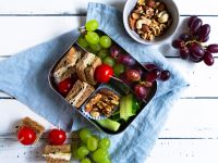 Frühstücks-Bento mit Brotspießen Rezept