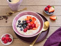 Frühstücks-Buchweizen-Porridge mit Beerenobst und Erdmandeln Rezept