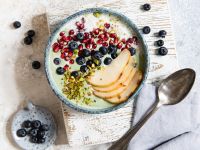 Frühstücks-Matcha-Joghurt-Bowl mit Birne und Heidelbeeren Rezept
