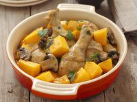 Gebackene Hähnchenkeulen mit Champignons und Kürbis Rezept